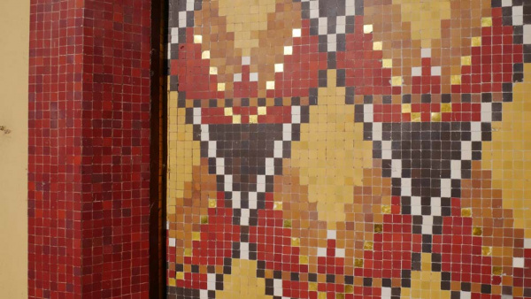 L’atrium - détail d’une mosaïque sur la façade