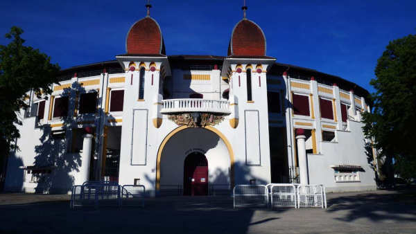 L’entrée des arènes