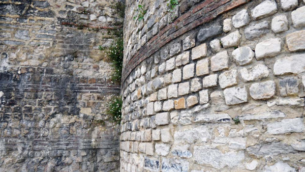 Gros plan sur les remparts gallo-romains
