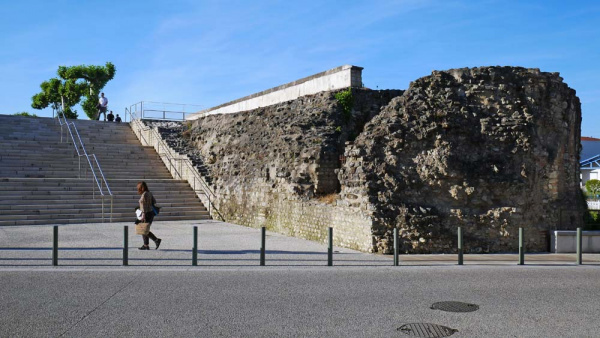 Des remparts à moitié ruinés