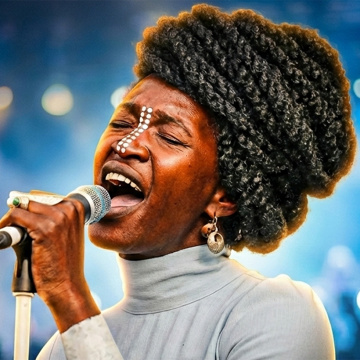 Néo, le portrait : Gaëlle Minali-Bella, la voix d’Okali