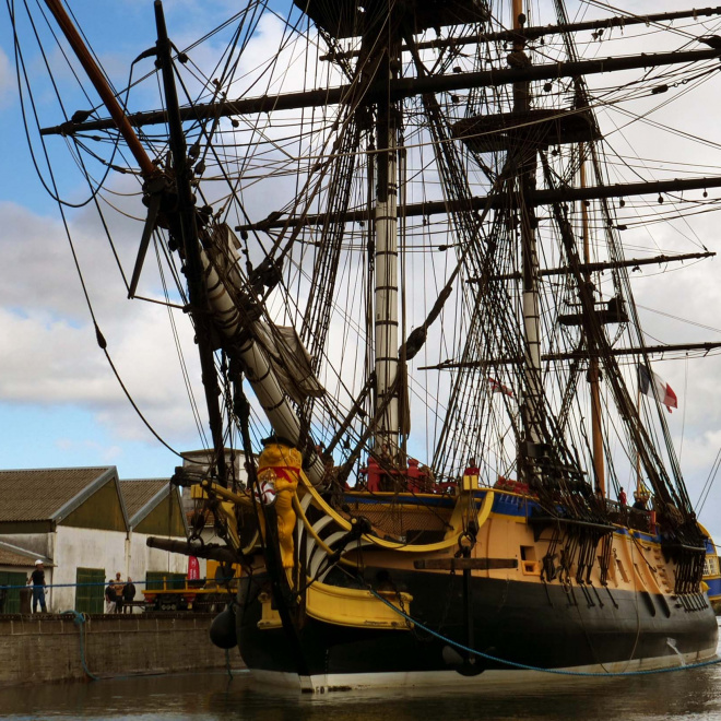 En cale sèche au port de Bayonne, la frégate L'Hermione se visite 